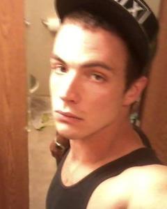 Man, 34. d0420042