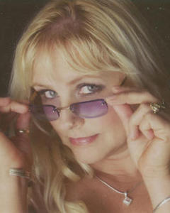 Woman, 57. Tee233